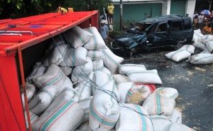 FOTO KECELAKAAN TEGAL : Begini Akibat Minibus Pecah Ban…