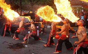 FOTO KIRAB BUDAYA : Begini Debus Beraksi di Malang