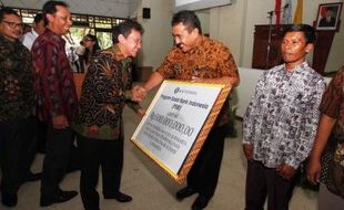 FOTO PASAR DARURAT KLEWER : BI Serahkan Rp500 Juta Dana CSR