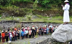 FOTO PASKAH 2015 : Ini Jalan Salib Kontemporer di Magelang