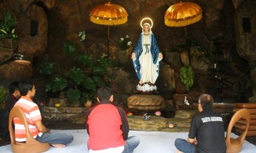 FOTO PASKAH 2015 : Ini Replika Goa Maria di Malang