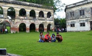 WISATA NGAWI : Pengunjung Padati Benteng Pendem Ngawi