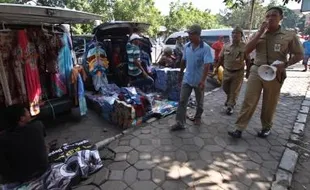 FOTO PEDAGANG BERMOBIL ALUT : DPP Larang Berjualan di Parkir Wisata