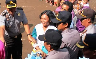 FOTO POLISI PEDULI : Polisi Tulungagung Salurkan Bahan Pokok