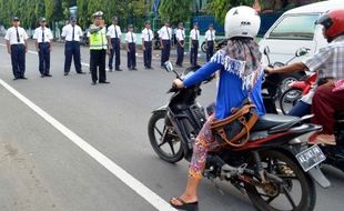 FOTO SMP NEGERI 2 KOTA MADIUN : Kendaraan Berhenti saat Bendera Dikibarkan