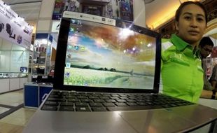 FOTO SOLO COMPUTER BAZAAR : Ini Notebook Sekaligus Tablet