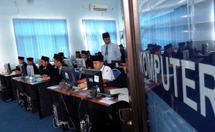 UJIAN NASIONAL KARANGANYAR : 2 SMA di Karanganyar Kekurangan Ratusan Komputer