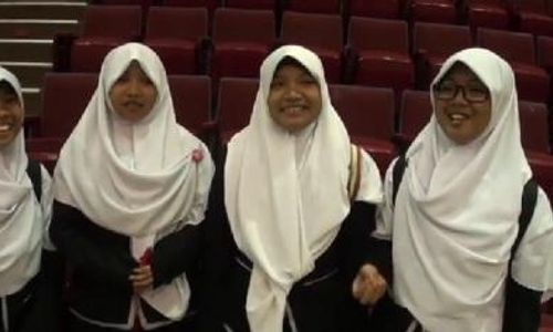 X FACTOR INDONESIA : Ada Vocal Group Jilbaber di Belakang Panggung Audisi III