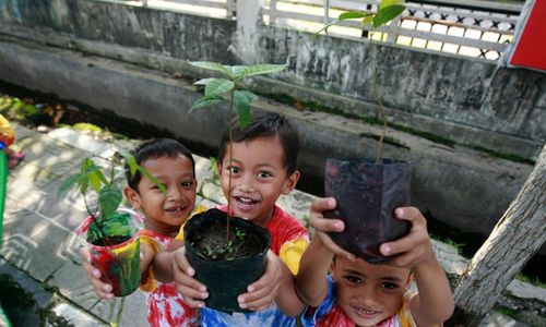 Dukung Program Sekolah Hijau, DP Karanganyar Bagi-Bagi Bibit Tanaman