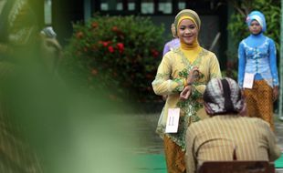 FOTO HARI KARTINI : Siswa-siswa Luwes Berbusana Adat