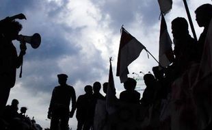 DEMO TOLAK AHOK : Massa Bentrok dengan Polisi di Depan Gedung KPK & Rusak Bus Transjakarta