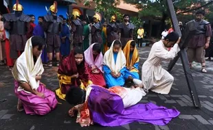 FOTO PASKAH 2015 : Ini Drama Penyaliban Yesus di Surabaya