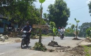 JALAN RUSAK WONOGIRI : Setahun Diperbaiki, Jalan Purwantoro-Bulukerto Ambles