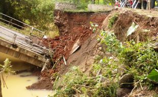 BANJIR SOLORAYA : Jembatan Jambangan Sragen Ambrol Diterjang Banjir