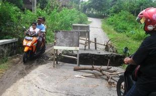 BANJIR WONOGIRI : Jembatan Putus, Warga Dusun Petir Sulit Akses Kantor Desa 