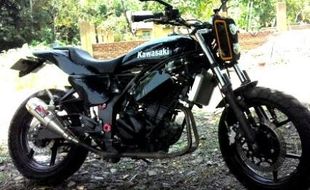 MODIFIKASI MOTOR : Begini Liarnya Ninja 250R Gaya American Flat Tracker