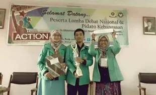 PRESTASI MAHASISWA : Tim UNS Solo Juarai Lomba Debat di Unsri Palembang