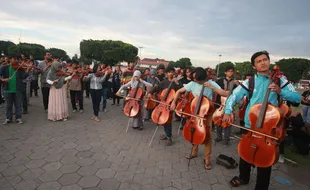 FOTO DEMONSTRASI JOGJA : Musik Keprihatinan