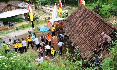 FOTO POLISI PEDULI : Perbaiki Rumah Warga, Polisi Pakai BSPS