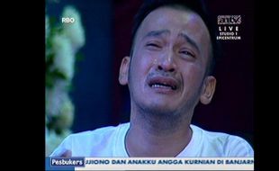 OLGA SYAHPUTRA MENINGGAL : Sempat Berseteru, Ruben Nangis Peluk Nisan Olga