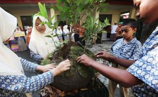 FOTO HARI BUMI : SMP Islam di Solo Rayakan Earth Day