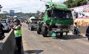 FOTO KECELAKAAN UNGARAN : Tabrakan Karambol Tewaskan 1 Orang