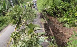 LONGSOR BANTUL : Talut Kalisat Ambrol, Warga Memutar 5 Km