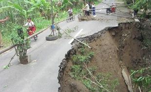 Talut Jatinom Ambrol, Jalan Penghubung Dua Desa Nyaris Putus