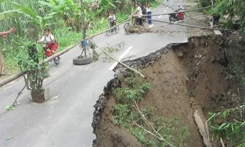 Talut Jatinom Ambrol, Jalan Penghubung Dua Desa Nyaris Putus