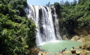 FOTO WISATA TUBAN : Keindahan Air Terjun Nglirip Gratis