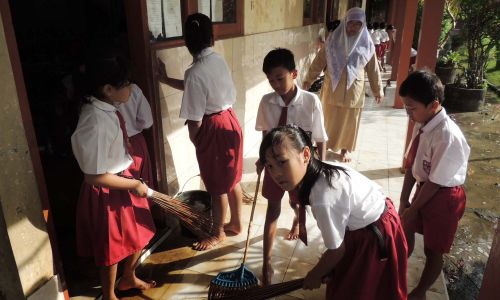 BANJIR KULONPROGO : Masuk Sekolah, Siswa dan Guru Kerja Bakti Bersihkan Sisa Banjir