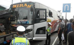 KECELAKAAN KARANGANYAR : Tabrak Motor di Jalan Solo-Sragen, Bus Mira Nyaris Dibakar Massa