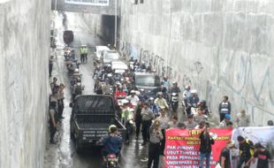 UNDERPASS MAKAMHAJI : Ketemu Dirjen Perkeretaapian, Warga Sekitar Underpass Gebrak Meja