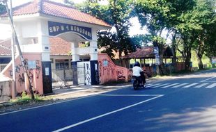  AKSI VANDALISME : Corat-coret Kotori Gerbang Sekolah