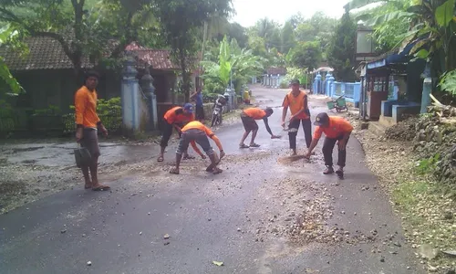 MUSIM HUJAN : Hati-hati! Kerikil Penuhi Jalan Menuju Baron & Drini