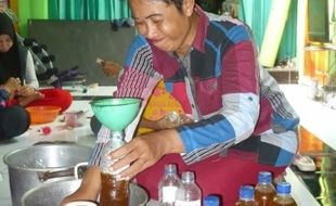 JAMU TRADISIONAL UNIK : Coba Tebak, Jamu Model Apakah Jaretelo ini?