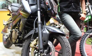 SEPEDA MOTOR KAWASAKI : Tak Ada Saingan, Pulsar 200 NS Jadi Primadona