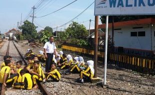 KENAKALAN REMAJA : Inilah Cara Mantan Dandim Madiun Hadapi Kenakalan Anak-Anak di Rel Kereta Api