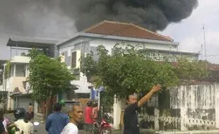 KEBAKARAN SOLO : Rumah di Selatan Pasar Ledoksari Terbakar