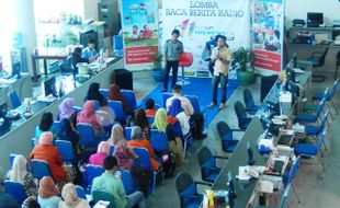 HUT SOLOPOS FM : Lomba Baca Berita Radio: Mahasiswa UNS Borong Juara