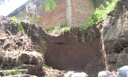 LONGSOR KLATEN : Tanggul Sungai Bakalan Longsor, Kamar Mandi Warga Nyaris Roboh