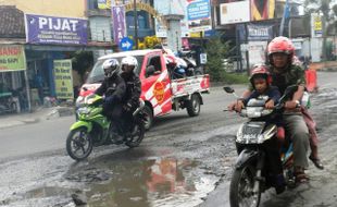 JALAN RUSAK SUKOHARJO : Lubang Jalan "Hiasi" Jalur Kartasura-Colomadu