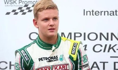 PEMBALAP F1 BARU : Penampilan Perdana Schumi Junior Mengesankan