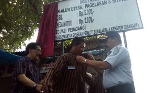 PASAR DARURAT KLEWER : Tarif Parkir Mobil di Alut Rp5.000, Motor Rp2.000