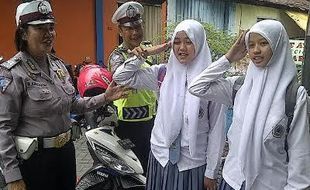 OPERASI SIMPATIK : Dua Siswi Ini Dihukum Polisi Nyanyikan Lagu Indonesia Raya, Inilah Penyebabnya