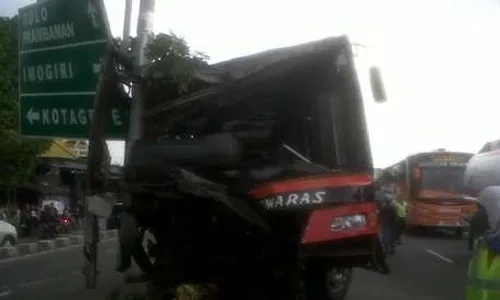 Bus Sumber Waras Tabrak Pohon di Ringroad Selatan