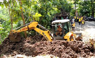 TANAH LONGSOR KULONPROGO : Empat Keluarga Terisolasi