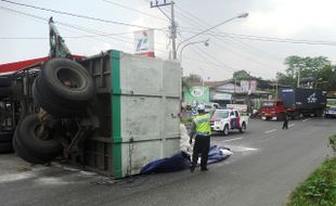 KECELAKAAN SOLO : Tak Kuat Nanjak, Bak Truk Terguling di Ring Road Mojosongo Solo