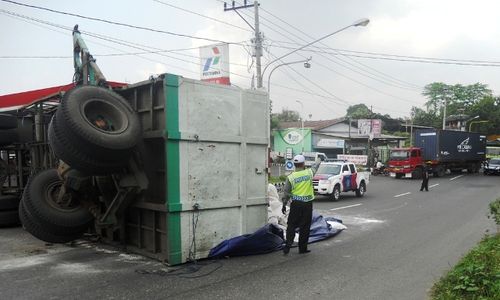 KECELAKAAN SOLO : Tak Kuat Nanjak, Bak Truk Terguling di Ring Road Mojosongo Solo