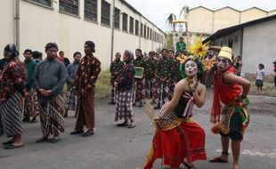 INDUSTRI PERGULAAN : PTPN X Targetkan HPP Gula Jadi Rp5.717/Kg